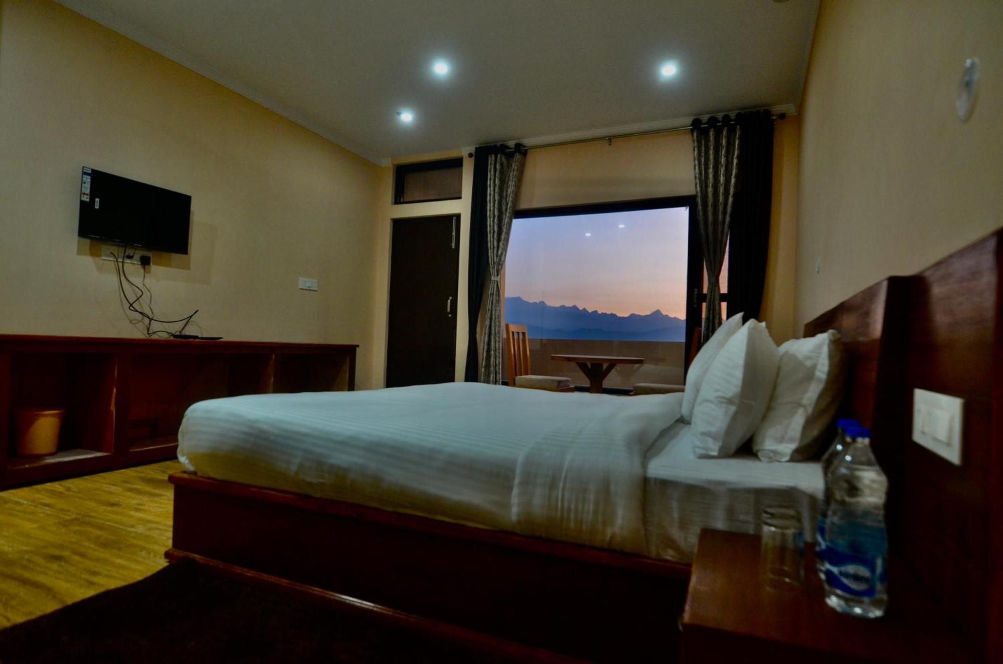 Uttarakhand Resort Каусани Екстериор снимка