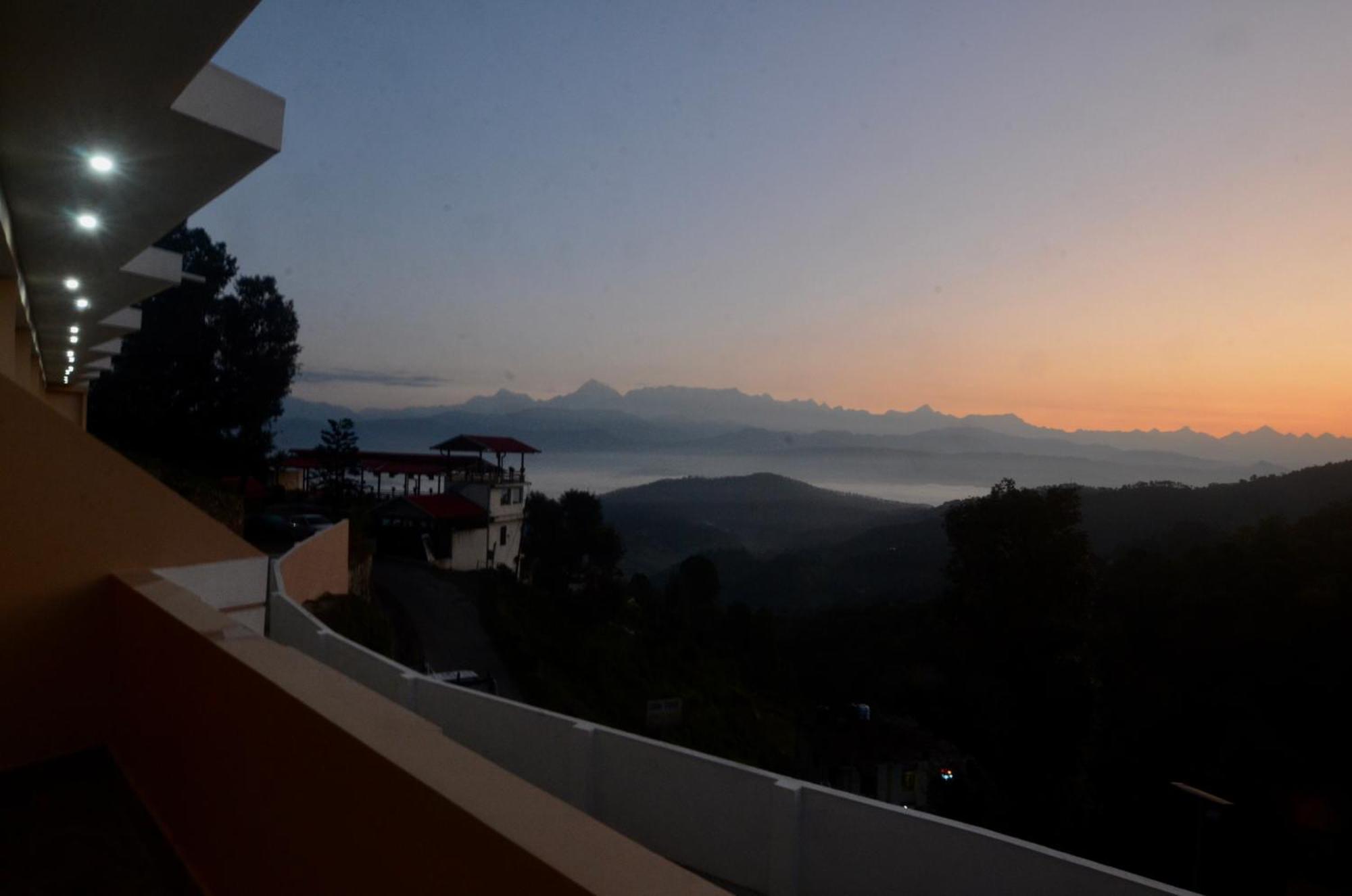 Uttarakhand Resort Каусани Екстериор снимка