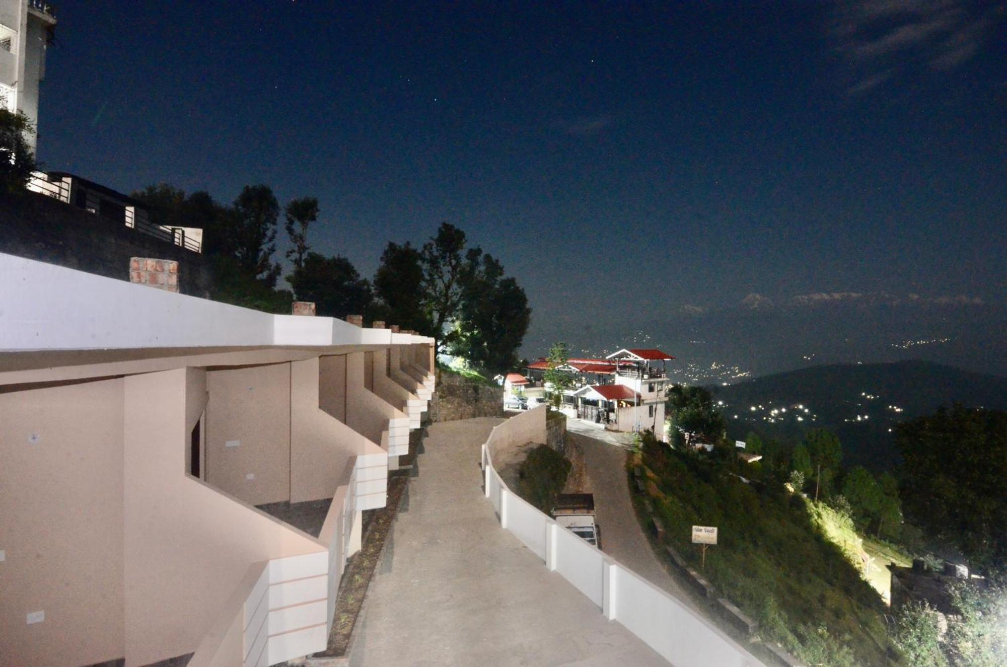 Uttarakhand Resort Каусани Екстериор снимка
