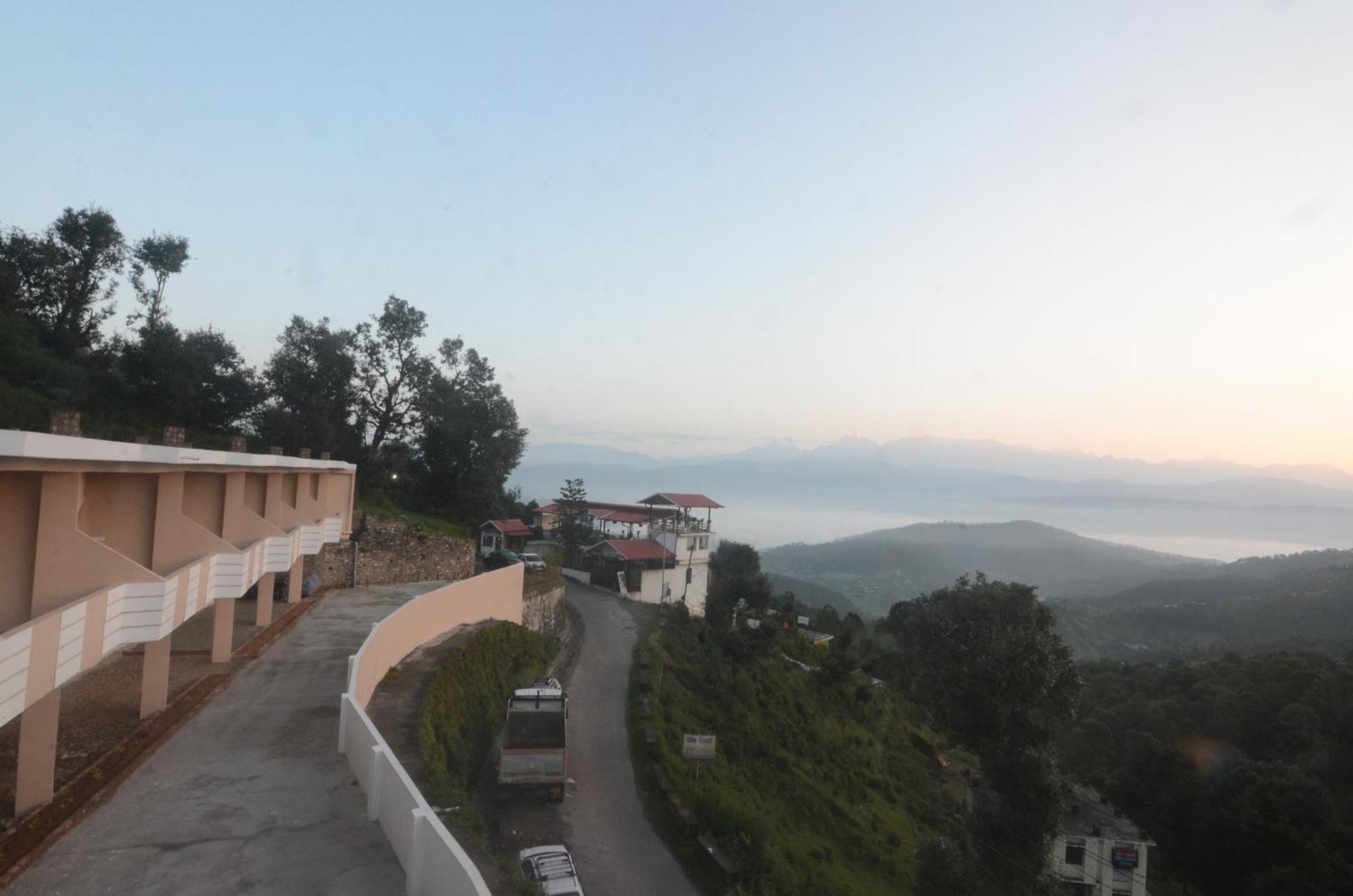 Uttarakhand Resort Каусани Екстериор снимка