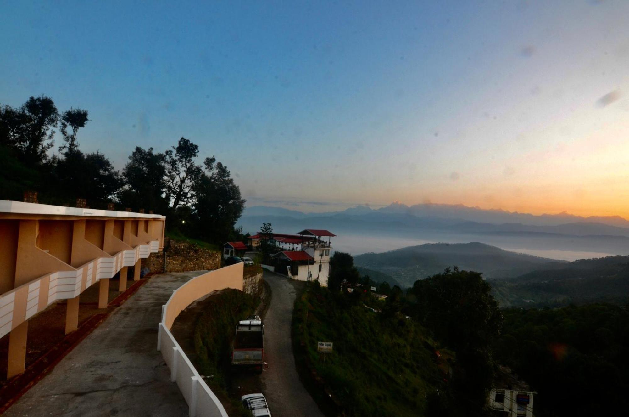 Uttarakhand Resort Каусани Екстериор снимка