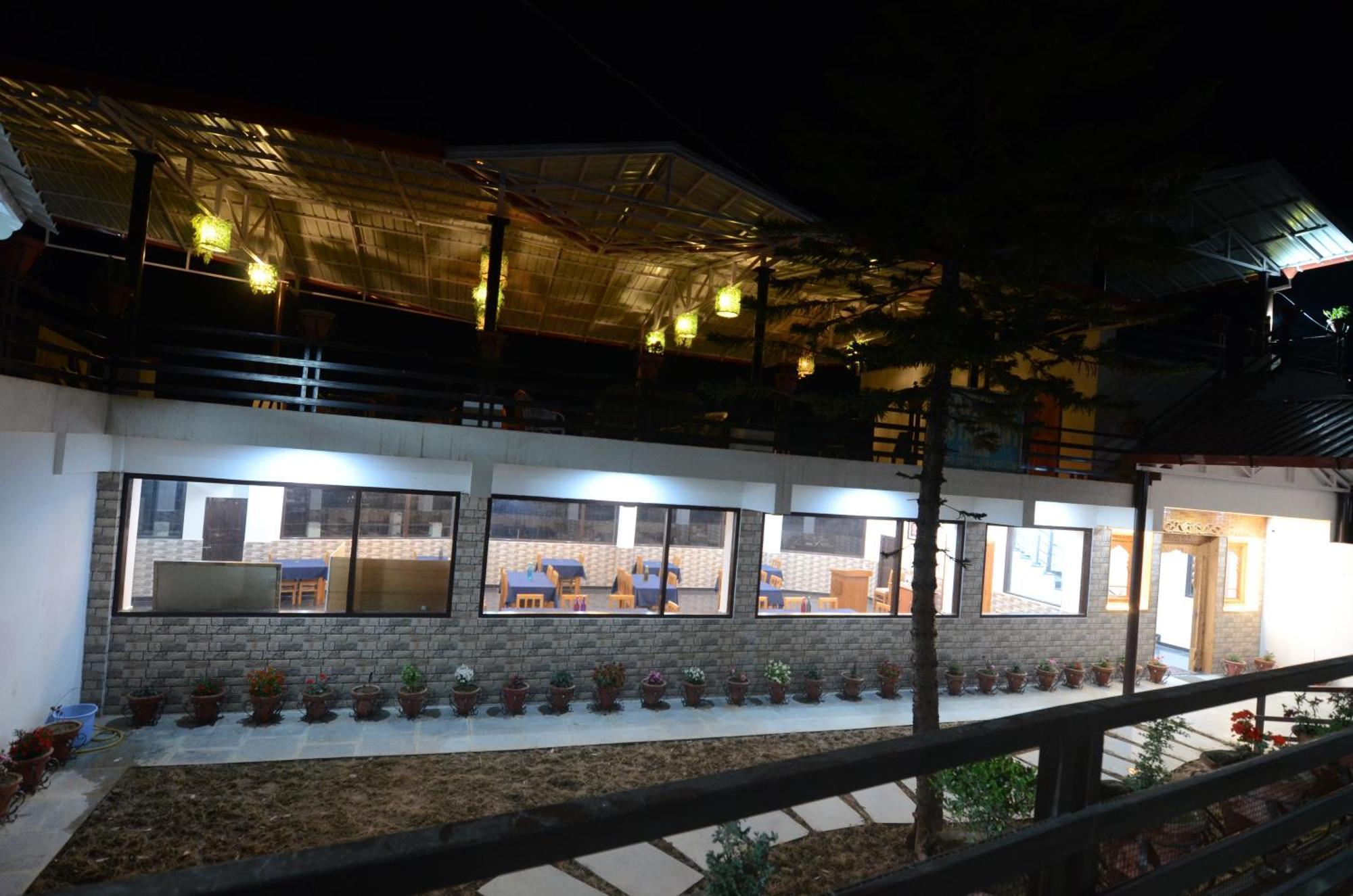 Uttarakhand Resort Каусани Екстериор снимка
